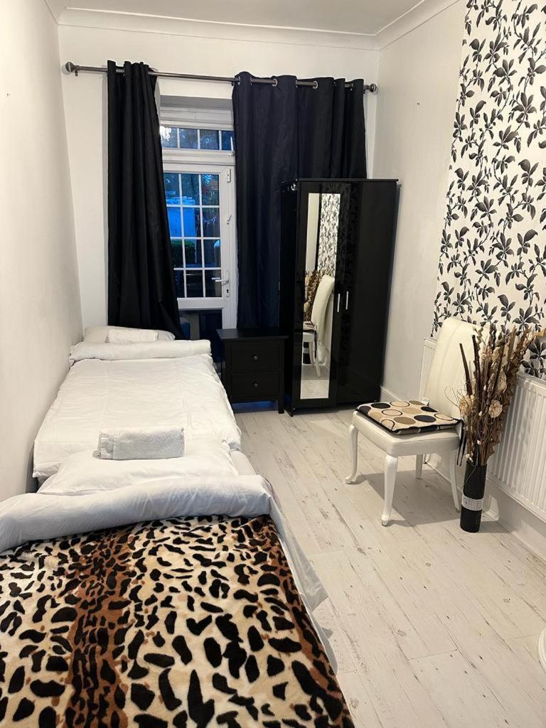 Happy Hours Home Stay London Exterior photo